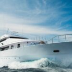 Barco blanco surcando las aguas abiertas de Dubai